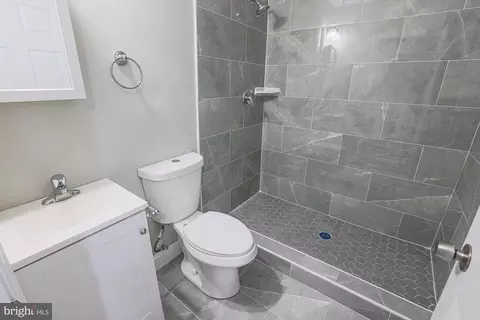 Bath - 5208 Ivanhoe Ave, Baltimore, MD 21212 photo 1 of 4