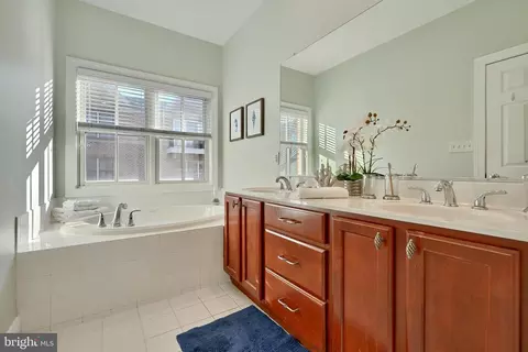 Bath - 2607 Lighthouse Ln, Baltimore, MD 21224 photo 5 of 7