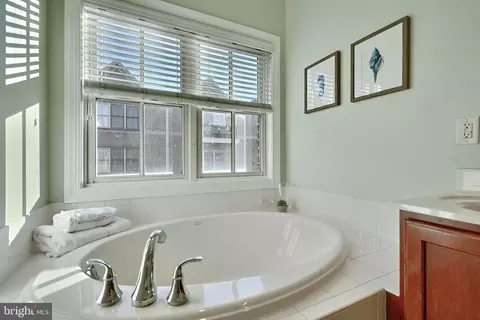 Bath - 2607 Lighthouse Ln, Baltimore, MD 21224 photo 6 of 7