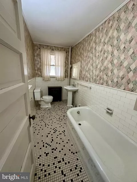 Bath - 112 Elmhurst Rd, Baltimore, MD 21210 photo 3 of 4