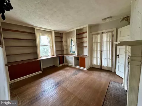 Living - 112 Elmhurst Rd, Baltimore, MD 21210 photo 2 of 3