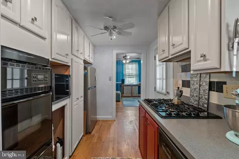 Entry Way - 5937 Falls Rd, Baltimore, MD 21209 photo 2 of 5