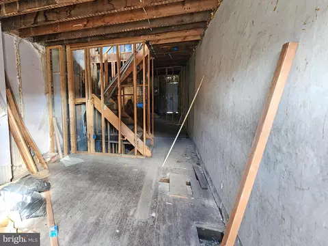 Entry Way - 1504 Baker St, Baltimore, MD 21217 photo 2 of 9