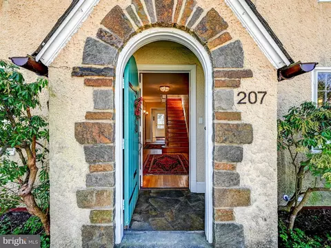 Entry Way - 207 Cedarcroft Rd, Baltimore, MD 21212 photo 2 of 12
