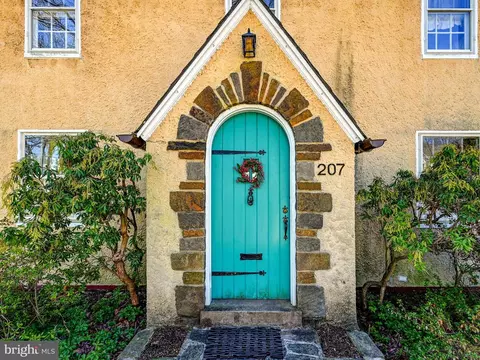 Entry Way - 207 Cedarcroft Rd, Baltimore, MD 21212 photo 1 of 12