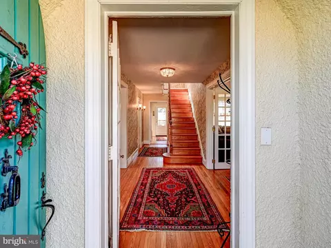 Entry Way - 207 Cedarcroft Rd, Baltimore, MD 21212 photo 3 of 12