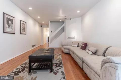 Living - 123 Scott St, Baltimore, MD 21201 photo 2 of 5