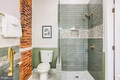 Bath - 2313 Callow Ave, Baltimore, MD 21217 photo 3 of 7