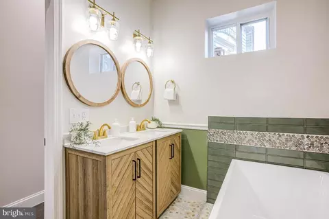 Bath - 2313 Callow Ave, Baltimore, MD 21217 photo 2 of 7