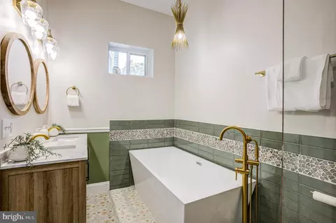 Bath - 2313 Callow Ave, Baltimore, MD 21217 photo 1 of 7