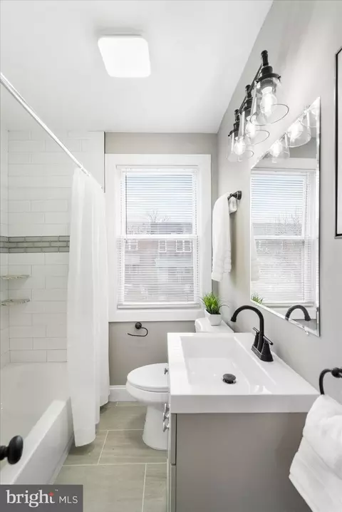 Bath - 4208 Colborne Rd, Baltimore, MD 21229 photo 2 of 5
