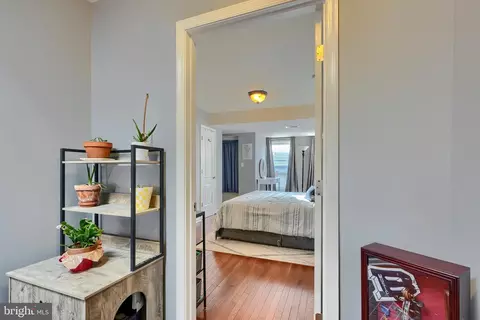 Entry Way - 104 N Luzerne Ave, Baltimore, MD 21224 photo 4 of 6