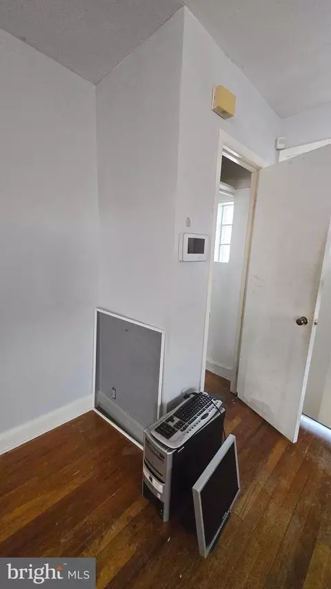 Entry Way - 5003 Barton Ave, Baltimore, MD 21206 photo 4 of 12