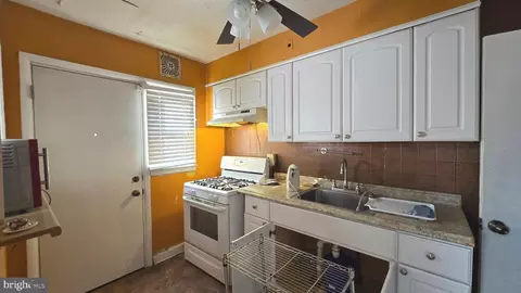 Entry Way - 5003 Barton Ave, Baltimore, MD 21206 photo 7 of 12