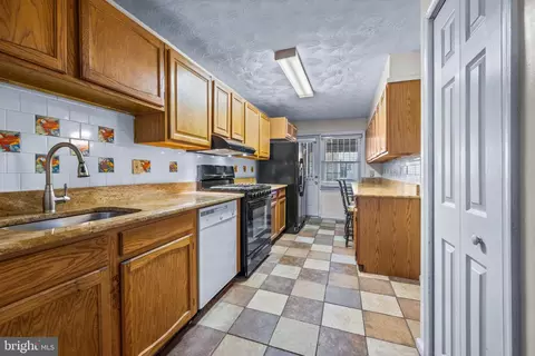 Entry Way - 5133 Pembridge Ave, Baltimore, MD 21215 photo 1 of 2