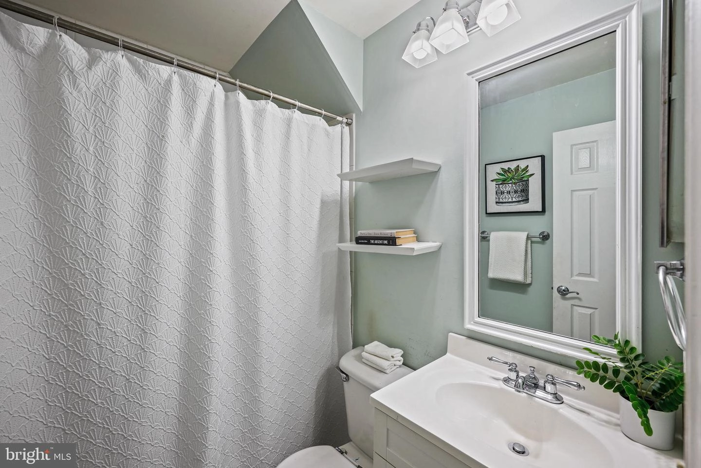 Bath - 1413 Jackson St, Baltimore, MD 21230 photo 2 of 4