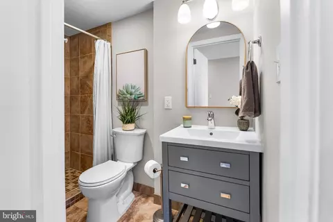 Bath - 1261 Riverside Ave, Baltimore, MD 21230 photo 3 of 4