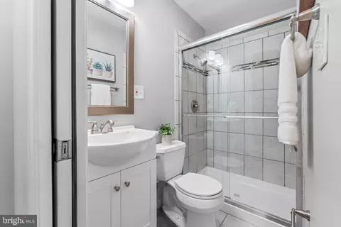 Bath - 1261 Riverside Ave, Baltimore, MD 21230 photo 1 of 4