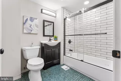 Bath - 1261 Riverside Ave, Baltimore, MD 21230 photo 2 of 4