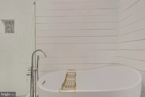 Bath - 3644 Hickory Ave, Baltimore, MD 21211 photo 3 of 9