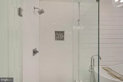 Bath - 3644 Hickory Ave, Baltimore, MD 21211 photo 6 of 9