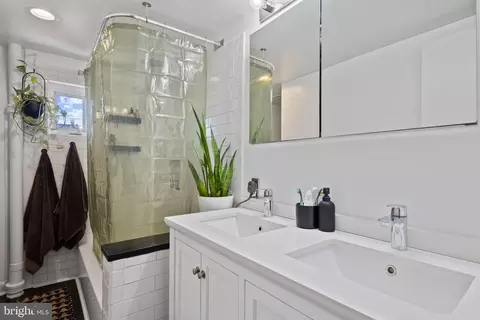 Bath - 620 W 34th St W, Baltimore, MD 21211 photo 2 of 3