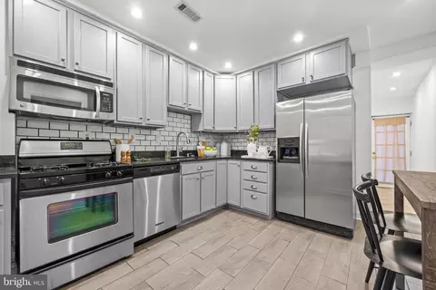Kitchen - 1108 Battery Ave, Baltimore, MD 21230 photo 2 of 4