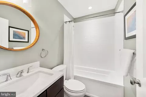 Bath - 715 S Regester St, Baltimore, MD 21231 photo 5 of 7