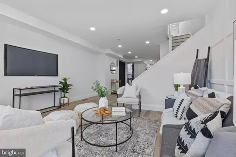 Entry Way - 342 Ilchester Ave, Baltimore, MD 21218 photo 2 of 3