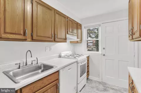 555 Lucia Ave, Baltimore, MD 21229 photo 6