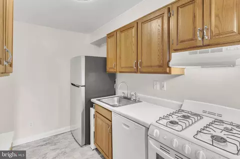 555 Lucia Ave, Baltimore, MD 21229 photo 8