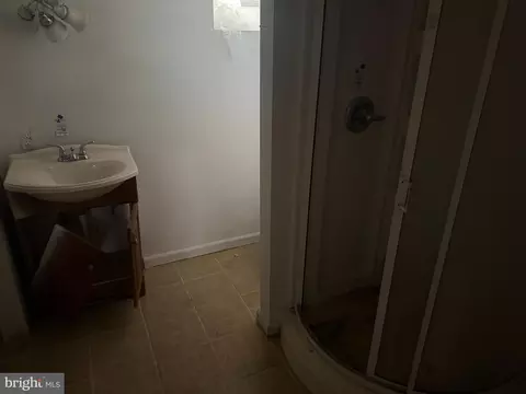 Bath - 608 E Jeffrey St, Baltimore, MD 21225 photo 1 of 2