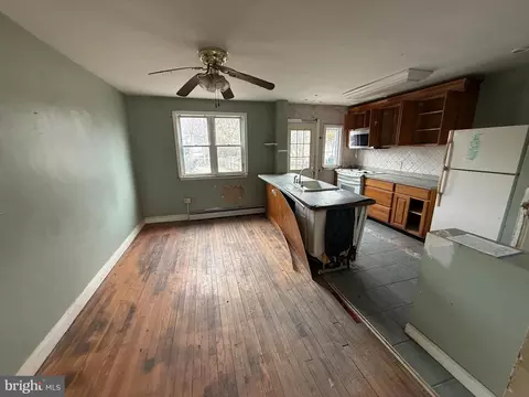 Living - 608 E Jeffrey St, Baltimore, MD 21225 photo 2 of 2