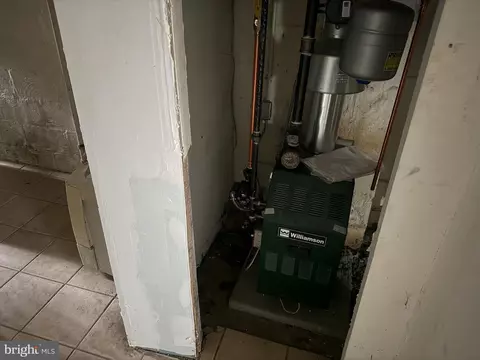 Entry Way - 608 E Jeffrey St, Baltimore, MD 21225 photo 2 of 2