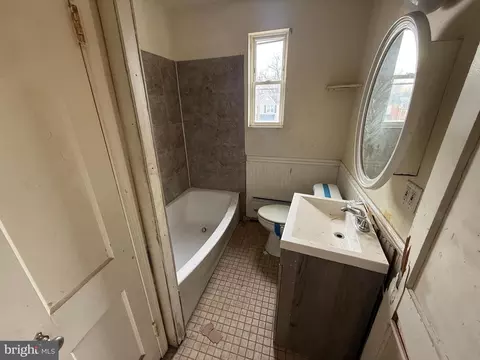 Bath - 608 E Jeffrey St, Baltimore, MD 21225 photo 2 of 2