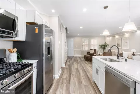 Entry Way - 732 Whitmore Ave, Baltimore, MD 21216 photo 2 of 8