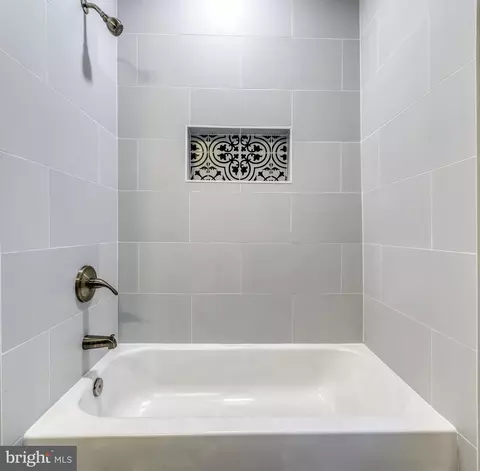 Bath - 1727 E Oliver St, Baltimore, MD 21213 photo 6 of 9