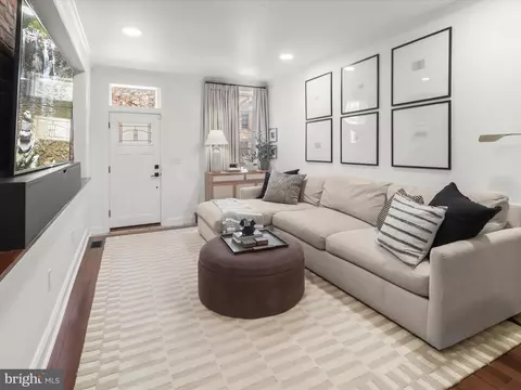 Living - 1104 S Clinton St, Baltimore, MD 21224 photo 1 of 2