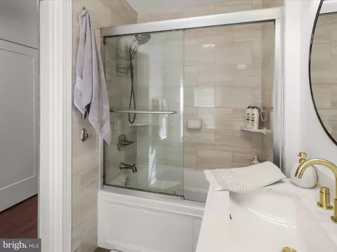 Bath - 1104 S Clinton St, Baltimore, MD 21224 photo 2 of 4