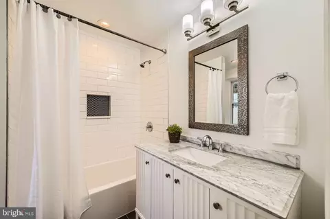 Bath - 804 S Bond St, Baltimore, MD 21231 photo 2 of 4