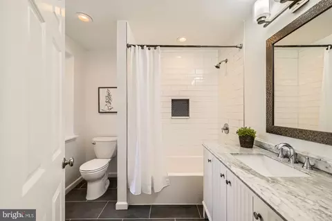 Bath - 804 S Bond St, Baltimore, MD 21231 photo 1 of 4