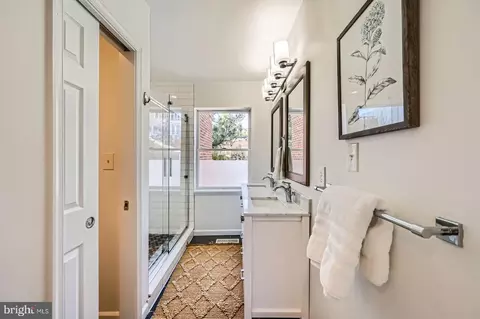 Bath - 804 S Bond St, Baltimore, MD 21231 photo 3 of 4