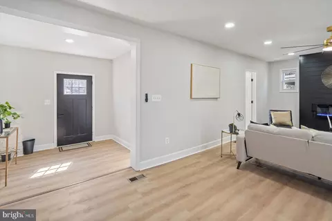 Entry Way - 4508 Arabia Ave, Baltimore, MD 21214 photo 2 of 10