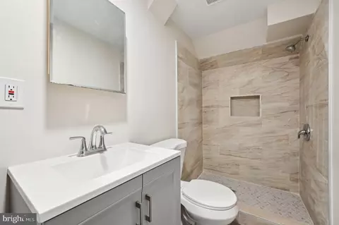 Bath - 1113 Argyle Ave, Baltimore, MD 21201 photo 1 of 1