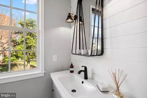 Bath - 609 S Sharp St, Baltimore, MD 21230 photo 4 of 6