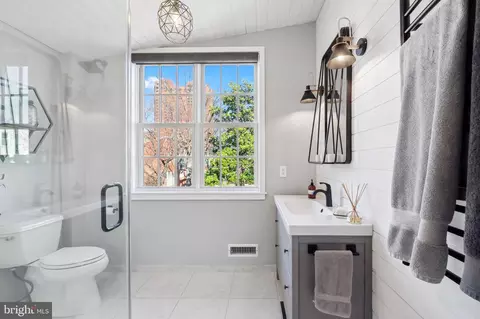 Bath - 609 S Sharp St, Baltimore, MD 21230 photo 2 of 6