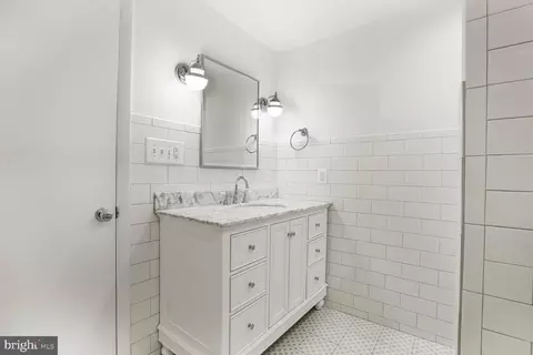 Bath - 1115 William St, Baltimore, MD 21230 photo 2 of 2