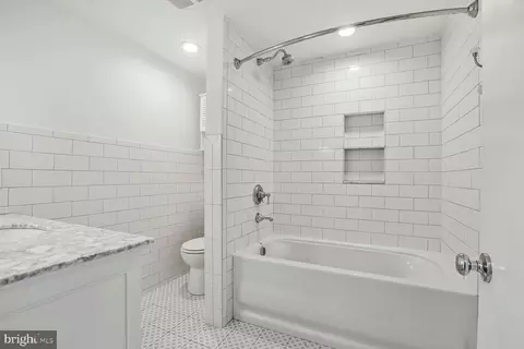 Bath - 1115 William St, Baltimore, MD 21230 photo 1 of 2