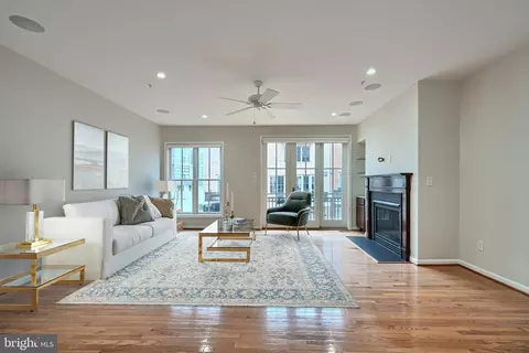 Living - 1205 Dockside Cir, Baltimore, MD 21224 photo 2 of 4