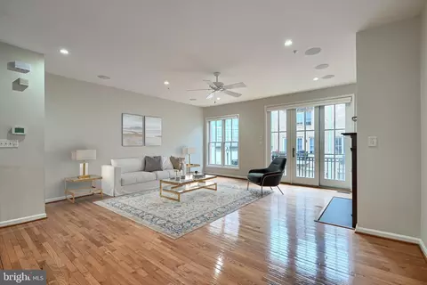 Living - 1205 Dockside Cir, Baltimore, MD 21224 photo 3 of 4